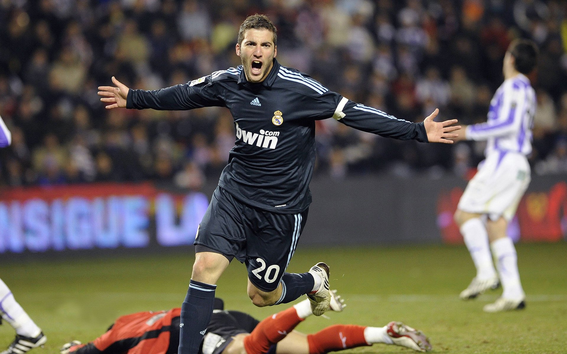 _马刺老将发威，精彩对抗未落下风_，马刺老大